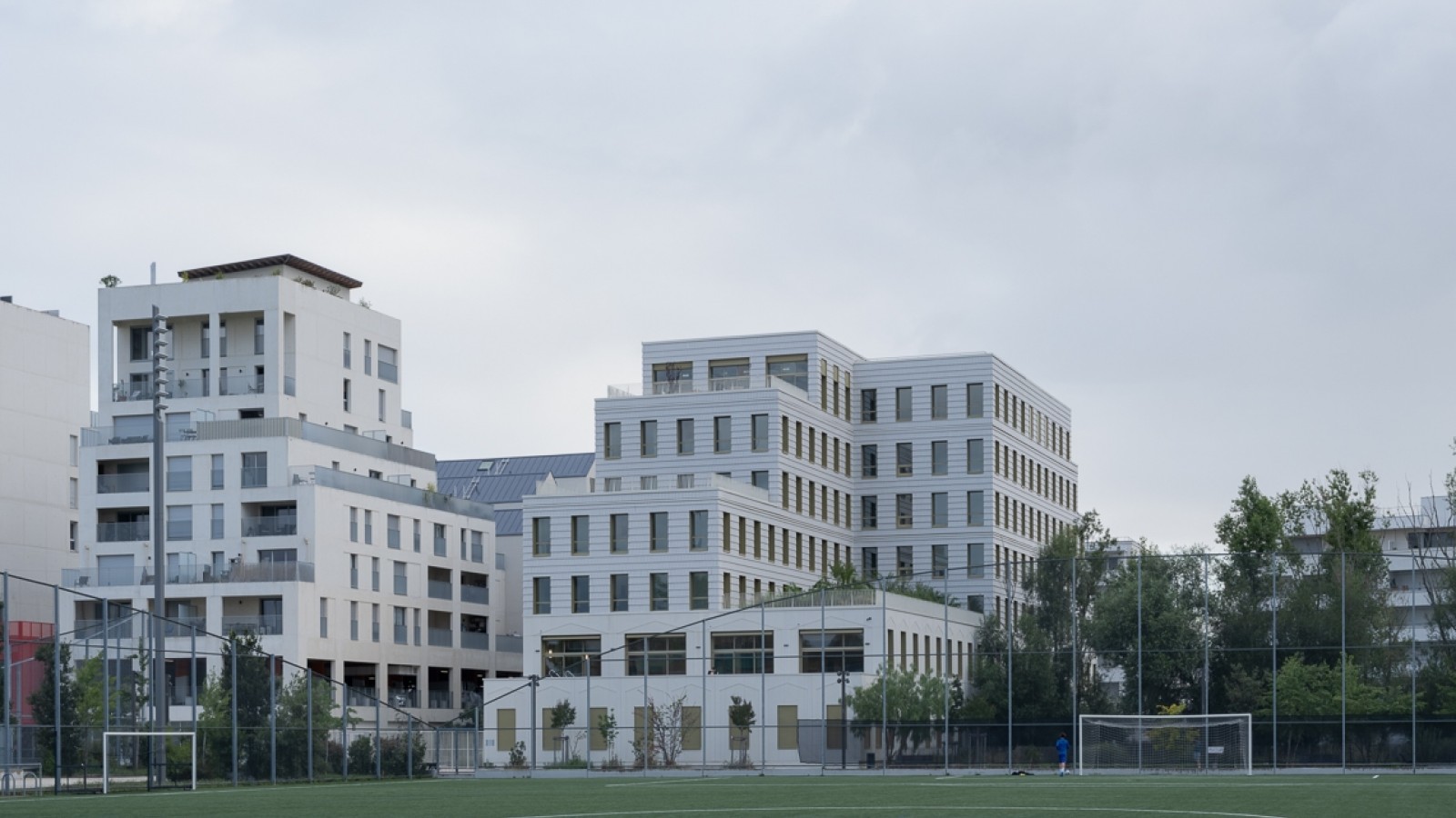 Le bâtiment vu depuis le quartier